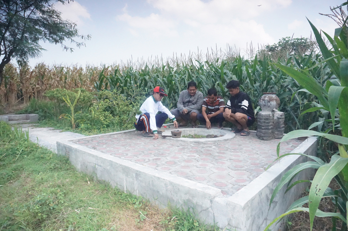 PENINGGALAN SEJARAH: Kepala Desa Watugaluh Feryanto bersama warga setempat saat menunjukkan lokasi Sumur Upas di Dusun/Desa Watugaluh, Diwek, Jombang.