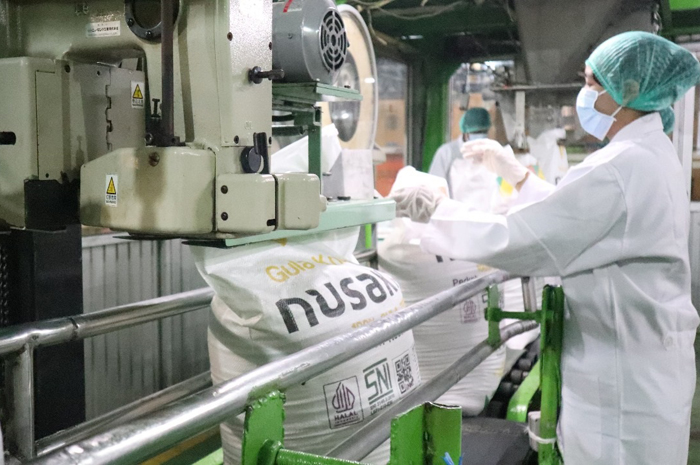 DIKEMAS: Petugas melakukan pengecekan gula produksi PG Tjoekir di Desa Cukir, Kecamatan Diwek, Jombang.