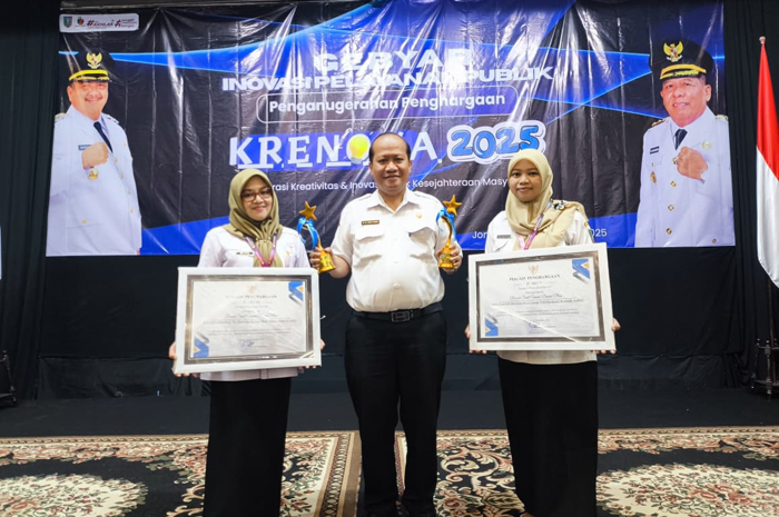 APRESIASI: Direktur RSUD Ploso, dr. Muhammad Vidya Buana, MH usai menerima penghargaan di ajang (Krenova) 2025, Rabu (3/12).
