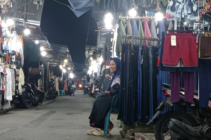 MULAI REDUP: Pedagang Pasar Senggol Bhayangkara di Jl Melati, Jombang tengah duduk menunggu pembeli.