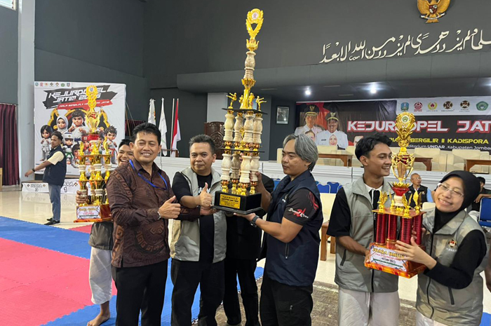 TELADAN: Wakil Ketua DPRD Jombang, HM Syarif Hidayatullah ST MMT (Gus Sentot), membawa trofi juara umum Kejurda Shorinji Kempo Jatim di Auditorium Undar Jombang (30/11).