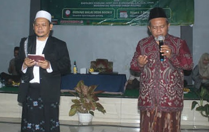 KHUSYUK: Kiai Fuad dan Mbah Bolong saat berdoa pada tablig anti narkoba di Gedung Balai Desa/Kecamatan Ngoro, Selasa (2/12).