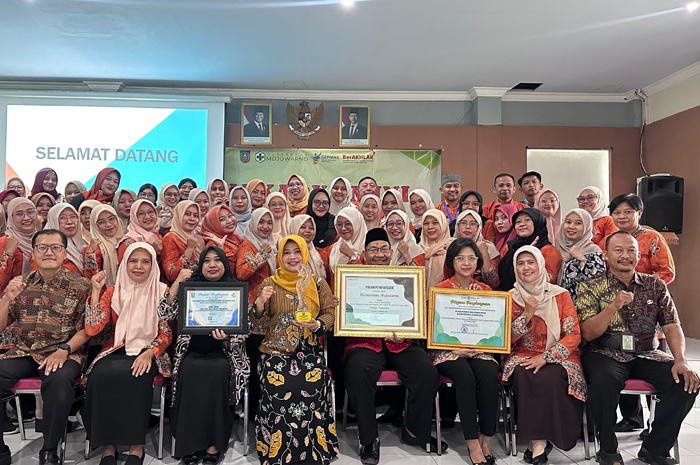 KREATIF: Kepala Puskesmas Mojowarno, Sri Wahyuningsih MGizi bersama seluruh tim Puskesmas Mojowarno, Jombang.