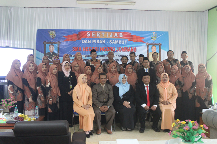 RUKUN: Keluarga besar SMAN Ngoro, Jombang bersama Plt Kepala Cabang Dinas, Pinky Hidayati dan jajarannya.