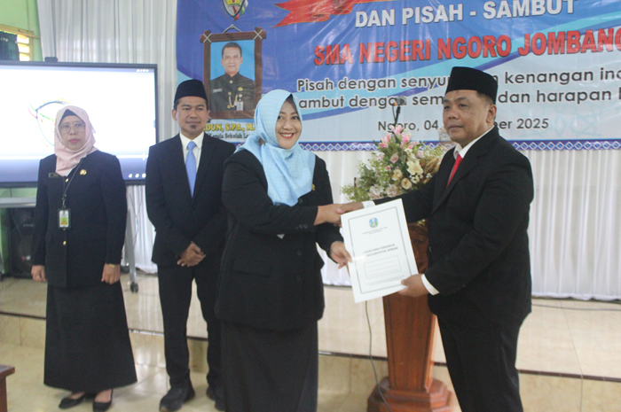 KHIDMAT: Prosesi serah terima jabatan kepala SMAN Ngoro, Jombang.
