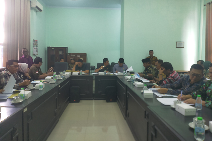 SERIUS: Komisi C DPRD Jombang menggelar rapat dengar pendapat dengan Dinas Perkim,  Kamis (4/12).