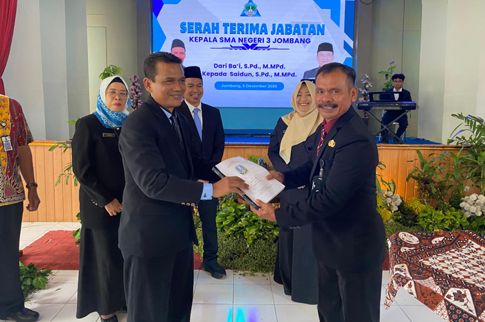 KHIDMAT: Prosesi serah terima jabatan kepala SMAN 3 Jombang dari Ba&rsquo;i (kanan) kepada Saidun (kiri).