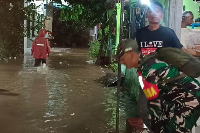 Banjir yang melanda Desa Madiopuro, Kecamatan Sumobito, Jombang, Kamis (4/12) malam.