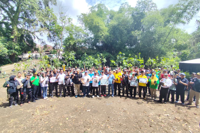 Aksi tanam pohon dan tebar benih ikan di Sendang Slaji, Desa Sumberaji, Kecamatan Kabuh, Jombang, merupakan wujud gerakan lingkungan berbasis nilai keagamaan, Jumat (5/12) pagi.