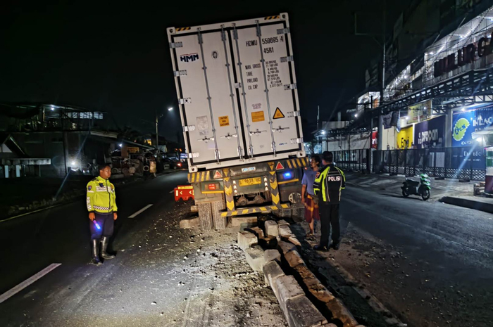 Dua kendaraan truk oleng dan naik ke median jalan Mojoagung-Peterongan, Jombang, Jumat (5/12).
