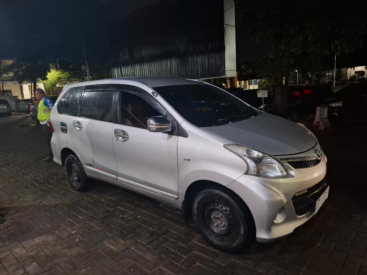 Toyota Avanza silver berpelat nomor mencurigakan di Jalan Basuki Rahmat diamankan Polisi, Jumat (28/11) sore.
