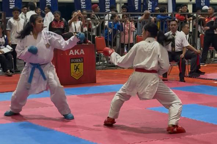 Salsabila (merah) karateka Jombang saat bertanding di nomor kumite senior -61 kg putri.