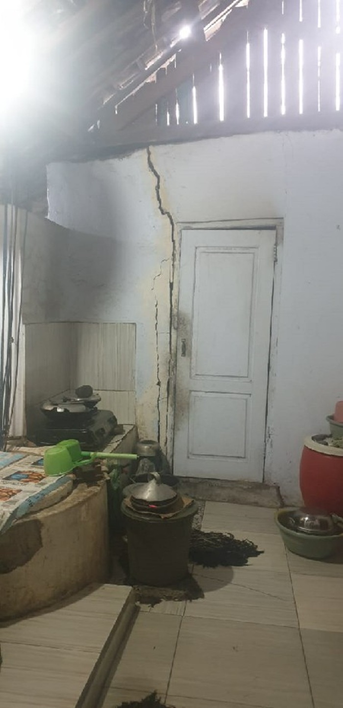 RETAK: Kondisi rumah salah satu warga Dusun/Desa Penggaron, Kecamatan Mojowarno, Jombang terancam ambruk usai kondisi tanggul Sungai Slumbung rusak tergerus air.