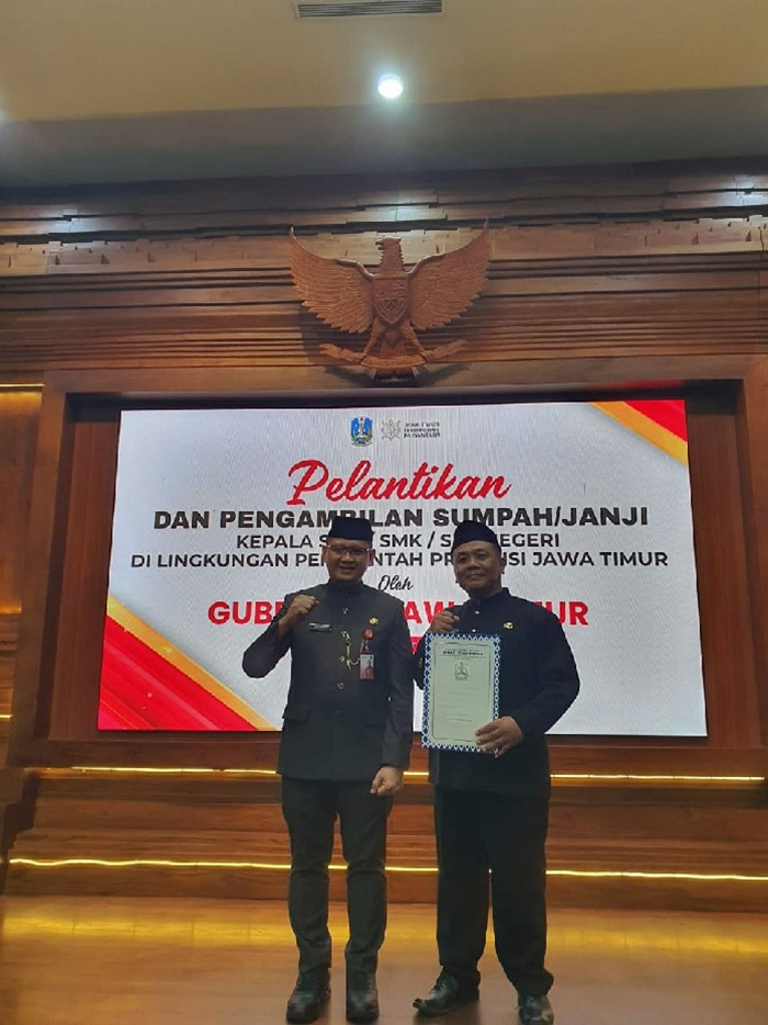 TUGAS BARU: Didik Agus Parmono (kanan) bersama Kepala Dinas Pendidikan Provinsi Jawa Timur Aries Agung Paewai (kiri) usai diambil sumpah janji menjadi Kepala SMAN Ngoro, Jombang.