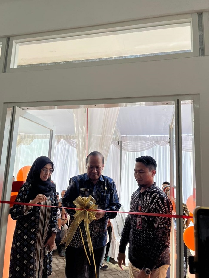 DIRESMIKAN: Direktur RSUD Ploso dr Muhammad Vidya Buana MH bersama jajaran manajemen AFCO meresmikan RSUP Mart, Jumat (5/12).