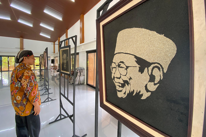 UNIK: Lukisan pasir karya M Akhyak yang dipamerkan di Aula Terbuka Dinas Pendidikan Kabupaten Jombang, (7/12)
