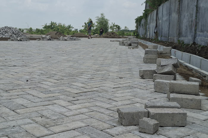 TERPASANG: Proyek Terminal Barang Jombang di eks Kantor BPP Perak mulai pasang paving.