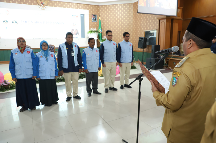 DIKUKUHKAN: Wabup Jombang M. Salmanudin mengukuhkan Penyuluh Antikorupsi, Senin (8/12).