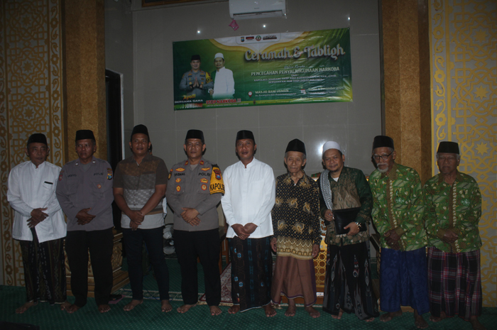 TELADAN: Ketua Yayasan H Budi, Kapolsek Iptu Zaenal Abidin, Kades M Sony, Ipda Ismail, Mbah Bolong, Rois Syuriyah MWCNU, KH Asmui Karim, di Masjid Bani Usman, Pucangsimo, Bandarkedungmulyo, (6/12).