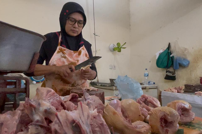 NAIK: Harga daging ayam di Pasar Pon, Jombang naik tajam jelang Nataru.