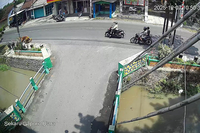 KONANGAN: Aksi jambret di Dusun Sekaru, Desa Sukopinggir, Kecamatan Gudo, Jombang, terekam CCTV, Minggu (7/12).