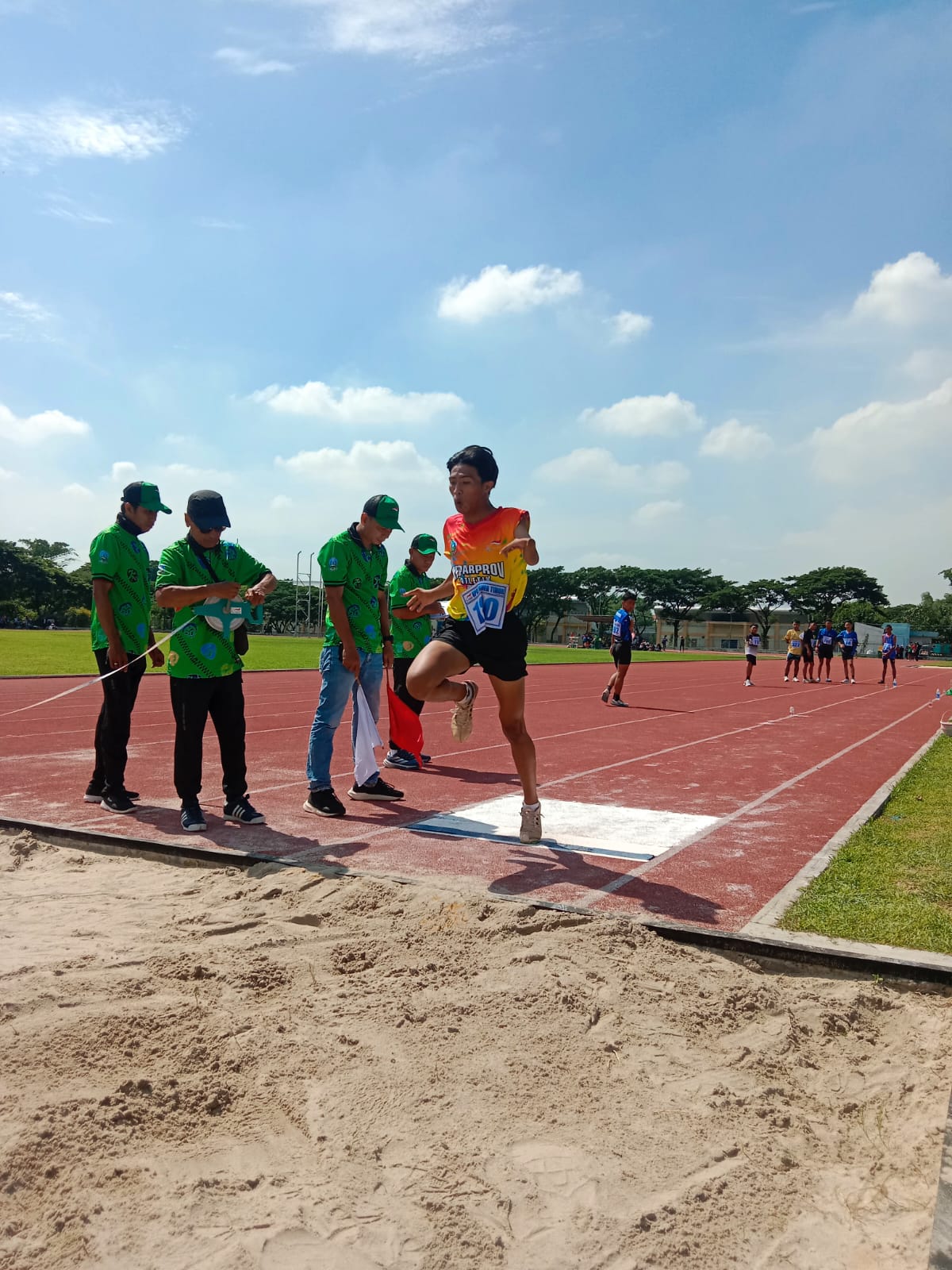 JUARA: Muhammad Zaini meraih medali emas nomor lompat jauh Keparprov Jatim di lapangan atletik Unesa Surabaya, Minggu (7/12).