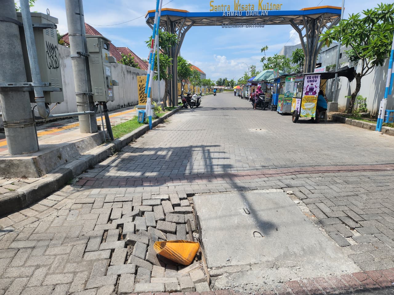 BAHAYA: Kondisi paving di pintu masuk Sentra PKL Jalan KH Ahmad Dahlan yang rusak.