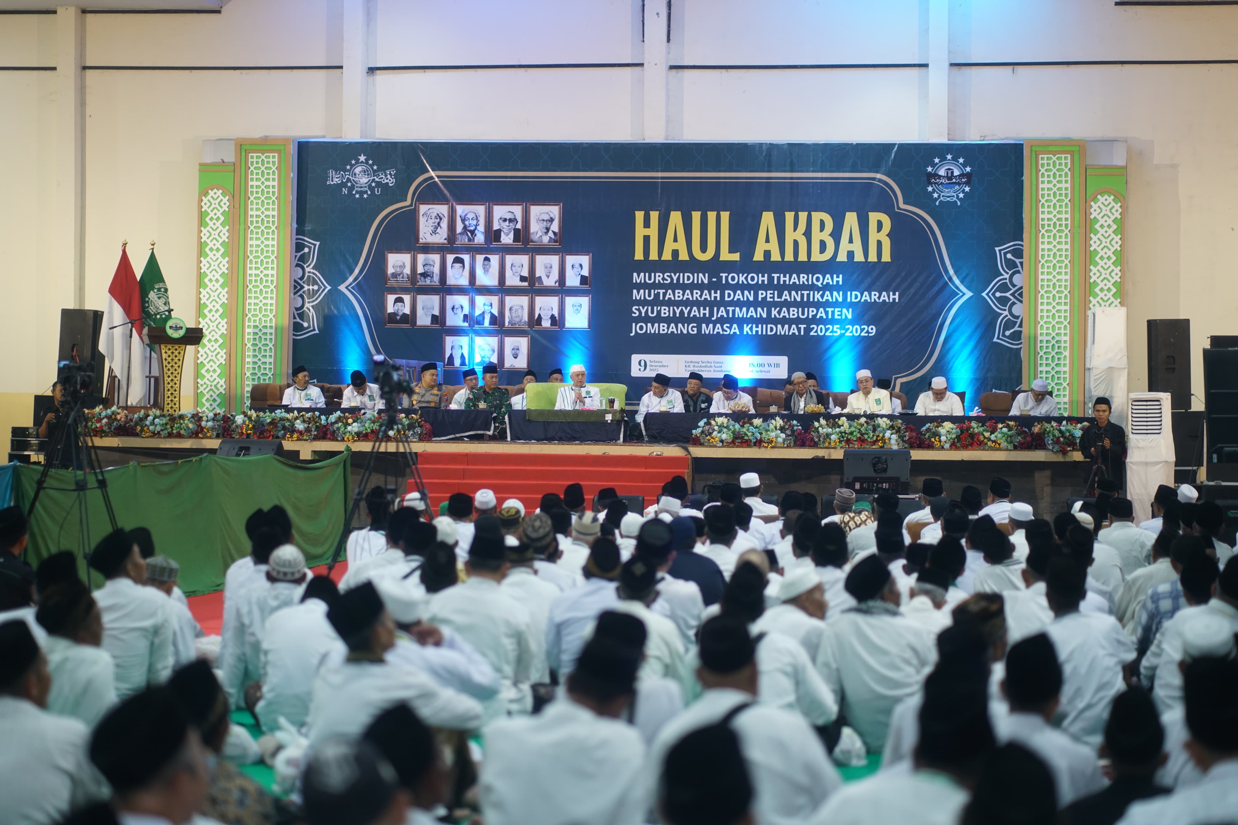 Ribuan jamaah dari berbagai kecamatan se-Kabupaten Jombang tumpah ruah memenuhi Gedung Serba Guna KH. Hasbullah Said Pondok Pesantren Bahrul Ulum Tambakberas, Selasa (9/12) malam.