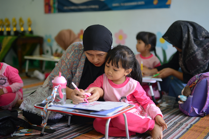 Ratusan siswa mengikuti Apresiasi Mengarsir Mamamia 2025 yang diadakan Himpaudi bersama Jawa Pos Radar Jombang, Rabu (10/12).