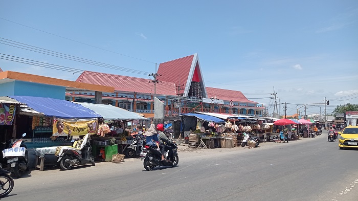TUMPAH KE JALAN: Pedagang Pasar Ploso, Jombang menempati bahu jalan.