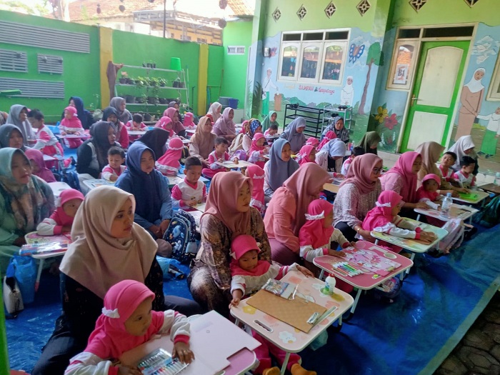 SEMANGAT: Pelaksanaan Apresiasi Mengarsir Mamamia di KB Al Ittihad Kecamatan Jogoroto, Jombang, Rabu (10/12).