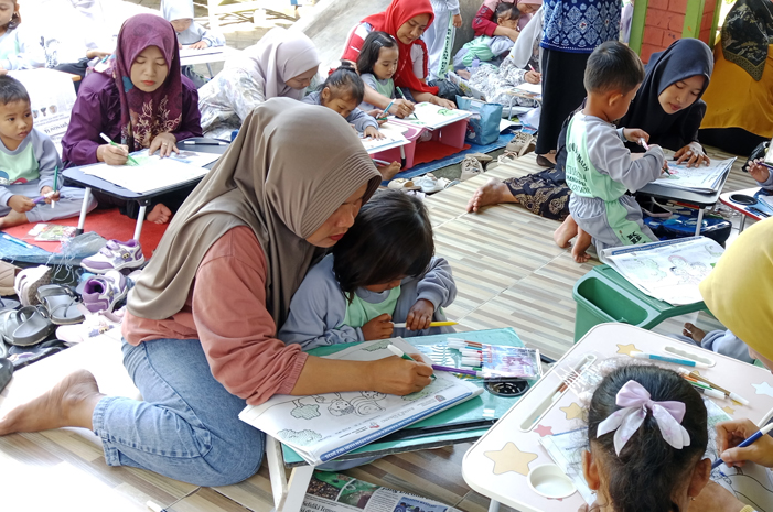 Apresiasi Mengarsir Mamamia kerjasama Himpaudi Jombang bersama Jawa Pos Radar Jombang di Kecamatan Mojoagung, Rabu (10/12).