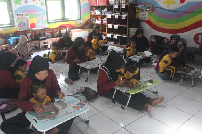 Sebanyak 981 siswa kelompok belajar (KB) se-Kecamatan Mojowarno, Jombang antusias mengikuti Apresiasi Mengarsir Mamamia 2025 yang diselenggarakan Himpaudi bekerja sama dengan Jawa Pos Radar Jombang.