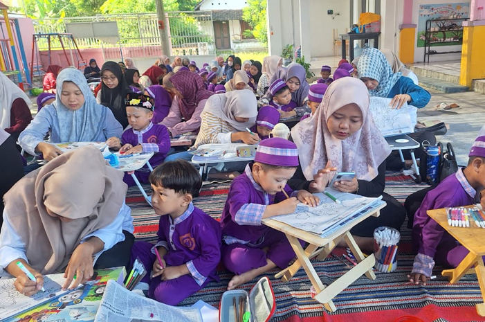 Antusiasme orang tua dan anak saat mengikuti Apresiasi Mengarsir Mamamia di Kecamatan Peterongan, Jombang sangat tinggi.
