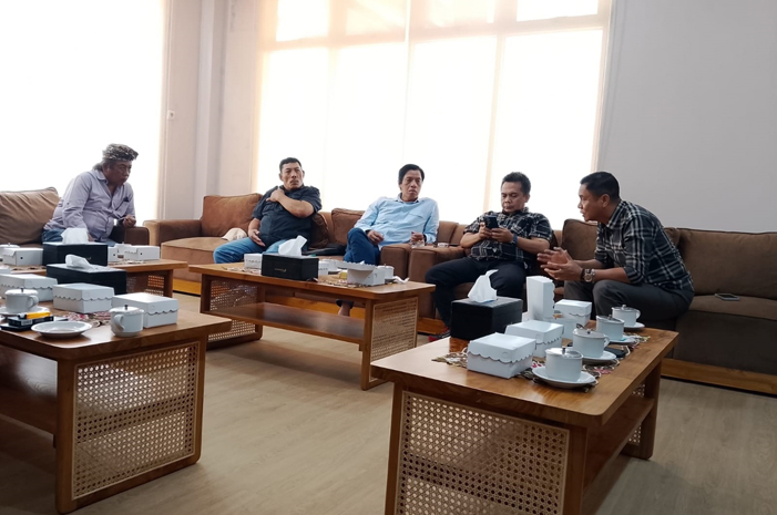 SERIUS: Joko Fattah Rochim Ketua FRMJ mendatangi kantor DPRD Jombang.