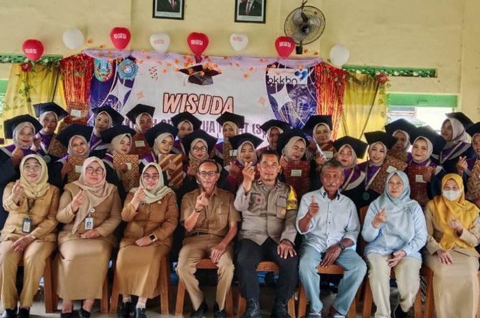 KOMPAK: Kepala Desa Plosogenuk Purnami bersama para tamu undangan dan peserta wisuda SOTH.