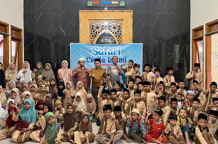 TELADAN: Wakil Ketua DPRD Jombang, HM Syarif Hidayatullah ST MMT (Gus Sentot) dan pendongeng Kak Zaki saat Safari Cerita Islami di  TPQ Baitul Muttaqin, Bandung Krajan, Diwek, Rabu (10/12).
