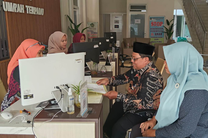 VERIFIKASI: Sugeng Wibowo, salah satu jemaah asal Kecamatan Kudu saat verfikasi dokumen persiapan haji di Kantor Haji dan Umrah Jombang, (12/12).