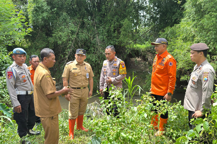 RAWAN LONGSOR: Kepala Pelaksana BPBD Jombang, Wiku Birawa Felipe Diaz Quintas bersama memantau kondisi rumah retak di Desa Penggaron, Kecamatan Mojowarno, Selasa (10/12).