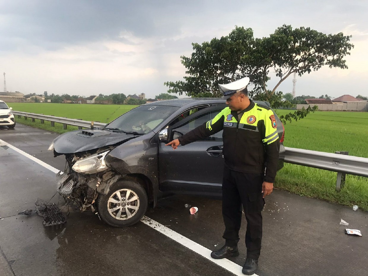 RINGSEK: Mobil yang kecelakaan tunggal di Tol Jombang&ndash;Mojokerto KM 701+600 jalur B, Desa Jombok, Kesamben, Jombang, Jumat (12/12) sore.