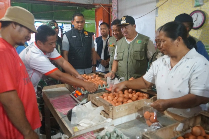 CEK HARGA: Bupati Warsubi saat memantau harga di Pasar Pon Jombang, Sabtu (13/12) pagi.