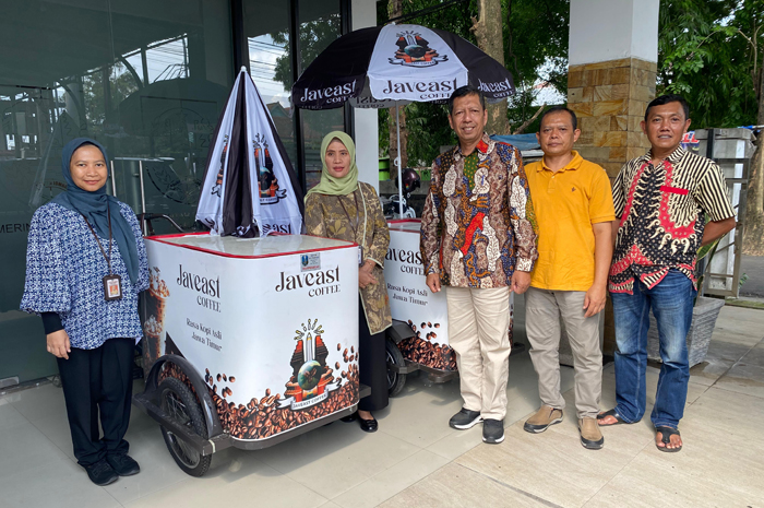 FASILITASI: Dinkop UM Kabupaten Jombang memfasilitasi penyaluran bantuan gerobak kopi untuk kelompok koperasi Kopi Wonosalam, Jumat (12/12).