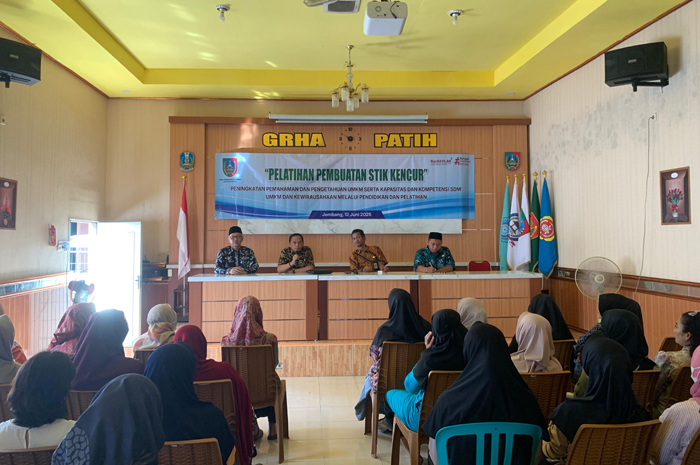 UNGGUL: Dinkop UM Kabupaten Jombang saat melaksanakan program pelatihan dan bantuan sarana di Desa Kepatihan, Kecamatan Jombang.