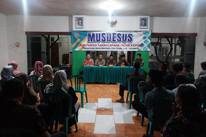 DUKUNG PROGRAM NASIONAL: Kepala Desa Mentaos Mohammad Soleh saat memimpin Musdesus di Kantor Desa Mentaos, Gudo, Jombang, Selasa (9/12) malam.