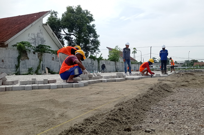 DIPERCEPAT: Pihak pengawas melakukan pantauan proyek Terminal Barang di Desa Glagahan, Kecamatan Perak, Jombang.