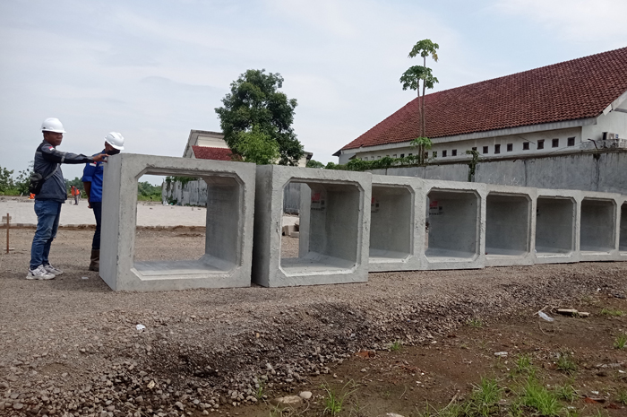 SIAP DIKERJAKAN: Material box culvert tiba di lokasi proyek Terminal Barang di Perak, Jombang.