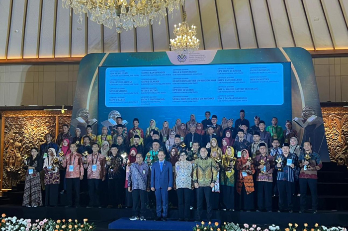 Jombang menerima Penghargaan Adiwiyata Mandiri dan Adiwiyata Nasional Tahun 2025 dari Kementerian Lingkungan Hidup (KLH) RI di Jakarta, Kamis (11/12).