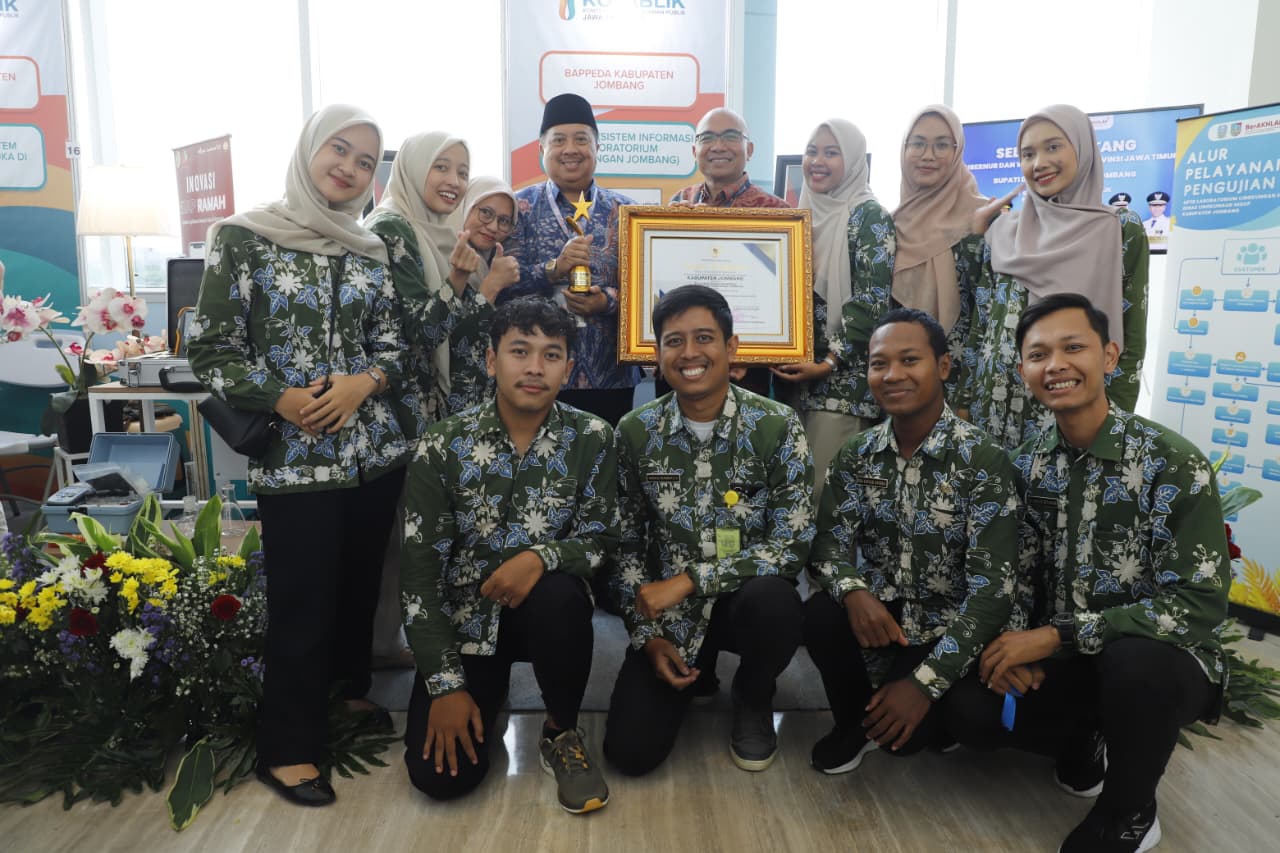 SENANG: Bupati Warsubi bersama Kepala DLH Miftahul Ulum serta tim Inovasi SI-LAJANG usai menerima penghargaan tingkat provinsi Jatim.