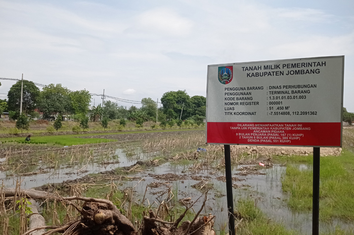 TUNGGU BEBAS: Lahan di sekitar eks Terminal Barang Desa Tunggorono, Kecamatan Jombang yang bakal dibeli pemkab untuk Sekolah Rakyat.