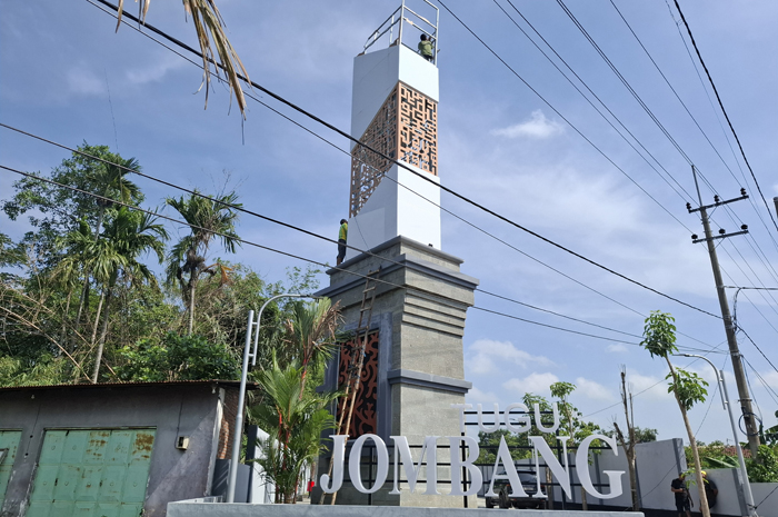 Kondisi Tugu Jombang Rp 1 miliar yang rontok sebelum diresmikan.